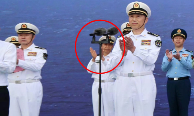 Chuẩn đô đốc Mã Vĩ Minh (khoanh đỏ) trong lễ biên chế tàu sân bay Phúc Kiến hôm 5/11. Ảnh: Sing Tao