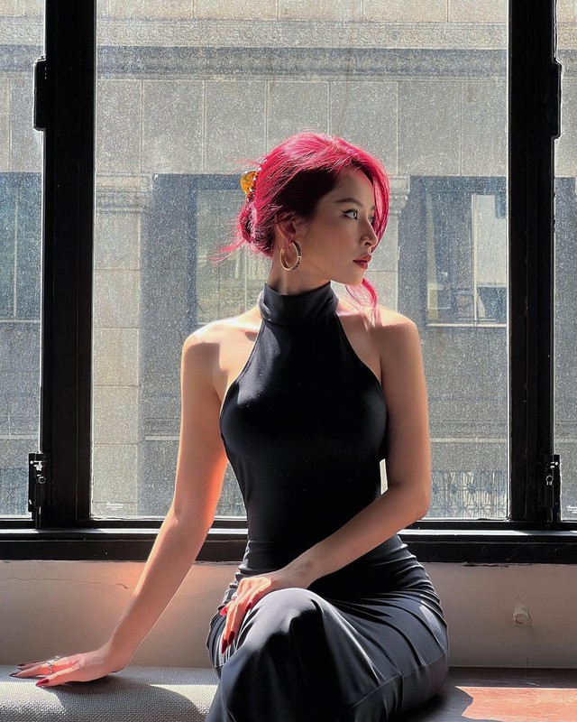 Đời thực, Chi Pu lựa chọn trang phục bó sát vừa gợi cảm mà vẫn thanh lịch. Với mái tóc hồng cùng lối trang điểm sắc nét khiến khí chất Chi Pu ngày càng sang.