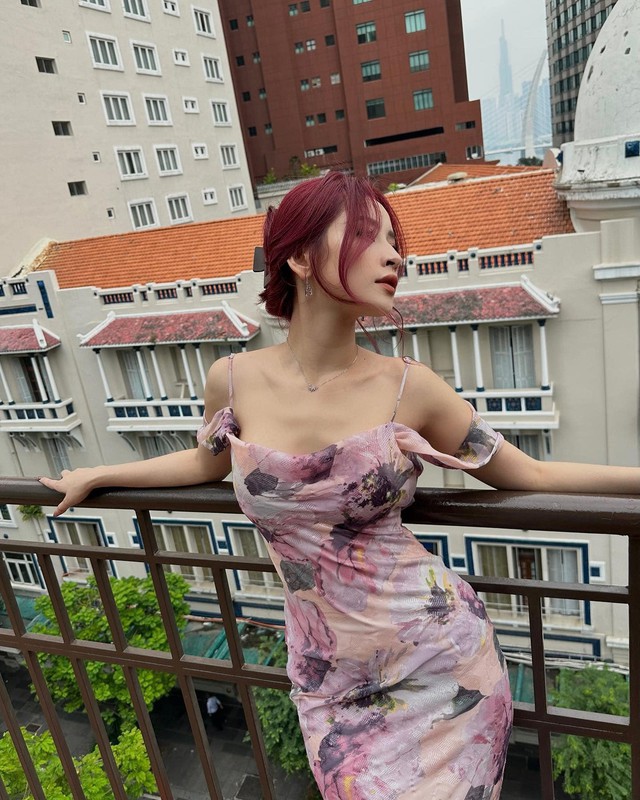 Chi Pu có lúc lại đằm thắm, quyến rũ với váy hoa khoe đường cong mượt mà.