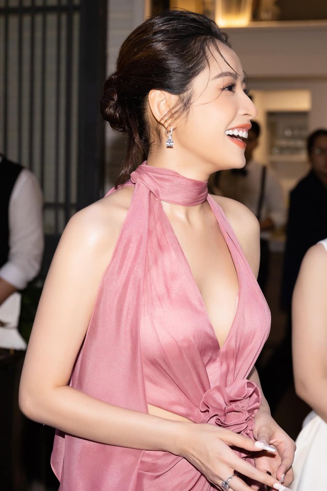 Mỗi lần xuất hiện trong các sự kiện, Chi Pu tỏa sáng khi chọn đồ phù hợp với vóc dáng và makeup hoàn hảo.