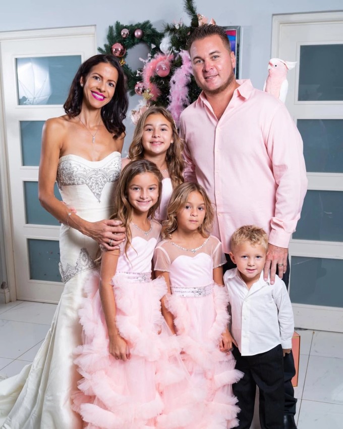 Người đẹp kết hôn năm 2009, hiện có ba con gái và một con trai. Từ năm 2022, ban tổ chức Miss Universe bắt đầu cho phép phụ nữ đã kết hôn, sinh con được tham gia. Hai năm sau, tổ chức tiếp tục mở rộng quy định, cho phép tất cả thí sinh trưởng thành được dự thi mà không giới hạn độ tuổi.