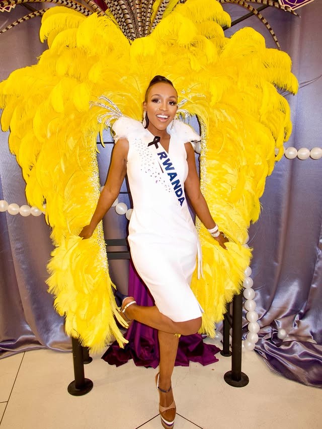 Solange di cư tới Canada từ năm 13 tuổi cùng gia đình, hiện sống và làm việc tại quốc gia Bắc Mỹ này. Cô từng đạt nhiều danh hiệu sắc đẹp trước khi đến với Miss Universe. Năm 2006, Solange chiến thắng cuộc thi Miss Canada International. 5 năm sau, người đẹp lên ngôi Miss Galaxy Canada. Năm 2017, cô tiếp tục đăng quang Hoa hậu quý bà Canada.