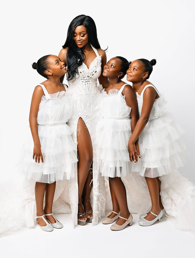 Hoa hậu Hoàn vũ Rwanda bên ba con gái. Solange nói cô tự hào về những gì đang có ở tuổi 42, đặc biệt là tổ ấm hạnh phúc, những người con xinh xắn. Người đẹp trân trọng những trải nghiệm trong cuộc sống, yêu cơ thể mình, bao gồm cả những vết rạn da, sẹo mổ sinh con.