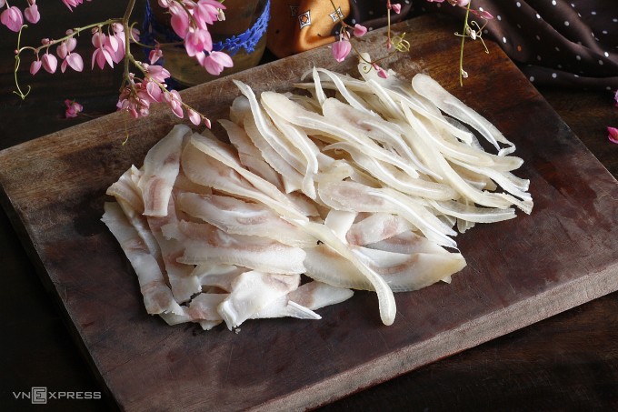 Tai heo luộc làm nem thính. Ảnh: Bùi Thủy