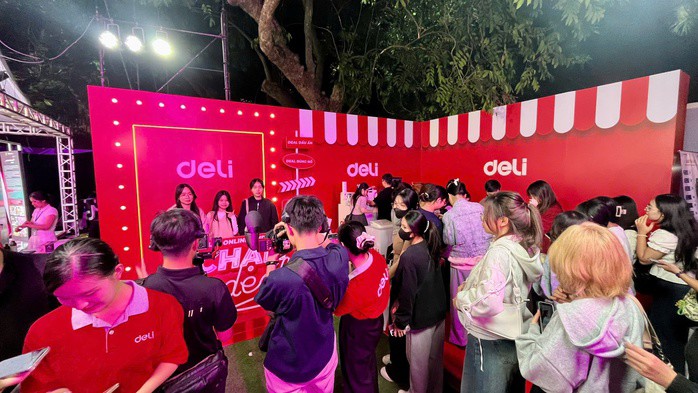 Tại sự kiện, hàng trăm bạn trẻ đã được trải nghiệm không gian ‘Vui là sắm – Sắm là vui’ đầy hào hứng và sôi động