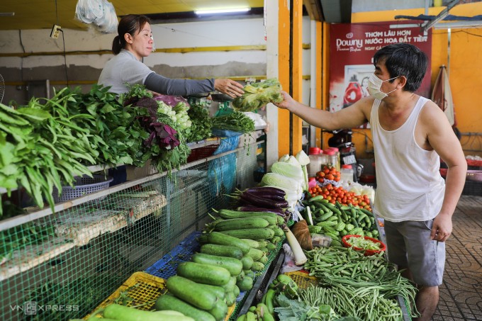 Giá rau tăng khiến nhiều hộ gia đình phải cân đối chi tiêu. Ảnh: Quỳnh Trần.