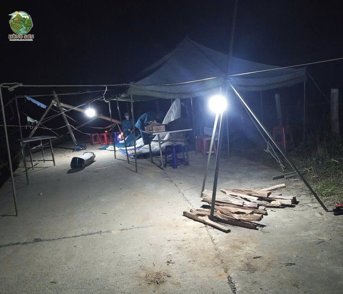 Sạt lở kinh hoàng ở Đà Nẵng: "Về đi em, con khát sữa đòi mẹ"! - 1