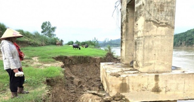 Trụ cầu treo bị khoét hàm ếch, rọ đá lộ thiên