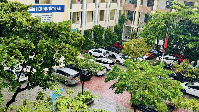Hàng chục xe ô tô đến đậu ở sân trường Tiểu học Võ Thị Sáu trong đợt mưa bão cuối tháng 10 vừa qua