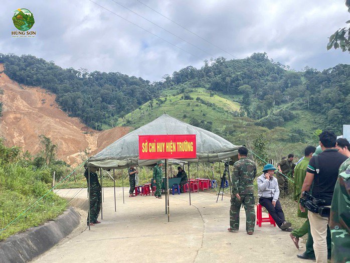 Sở chỉ huy tìm kiếm cứu hộ được lập tại hiện trường (Ảnh: xã Hùng Sơn)