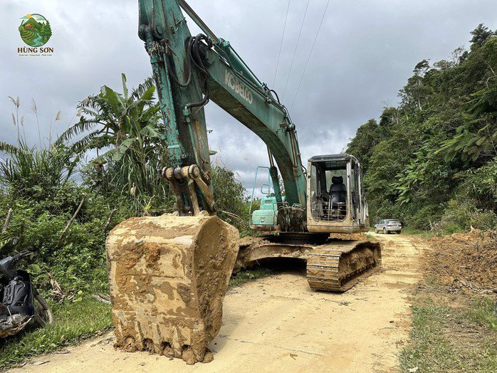 Sạt lở bất thường giữa trời nắng ở Đà Nẵng gây kinh hoàng: Hiện tượng hiếm gặp! - 2