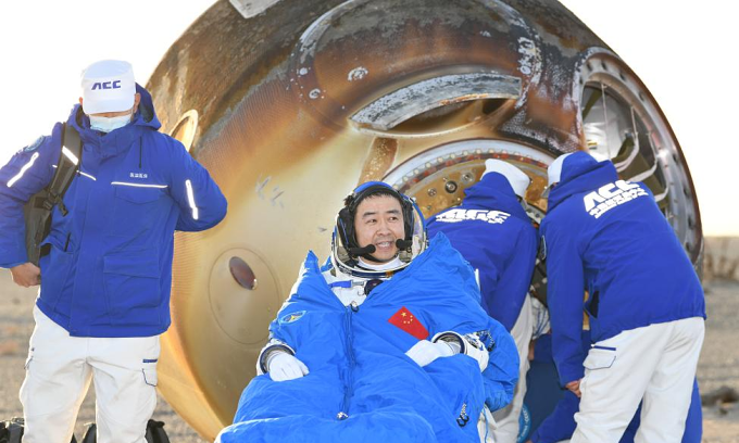 Chen Dong, chỉ huy phi hành đoàn Thần Châu 20, rời khỏi khoang tàu. Ảnh: Xinhua