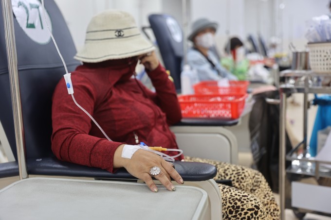 Bệnh nhân truyền thuốc điều trị ung thư tại Bệnh viện Ung Bướu TP HCM cơ sở 2. Ảnh: Quỳnh Trần