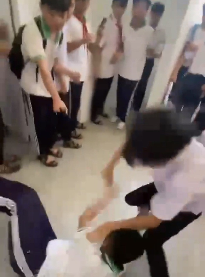 Hai trong 4 vụ học sinh Trường THCS và THPT Mỹ Quý đánh nhau. Ảnh cắt từ clip