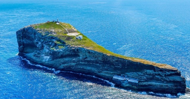 Cận cảnh hòn đảo chủ quyền Việt Nam mang hình c...