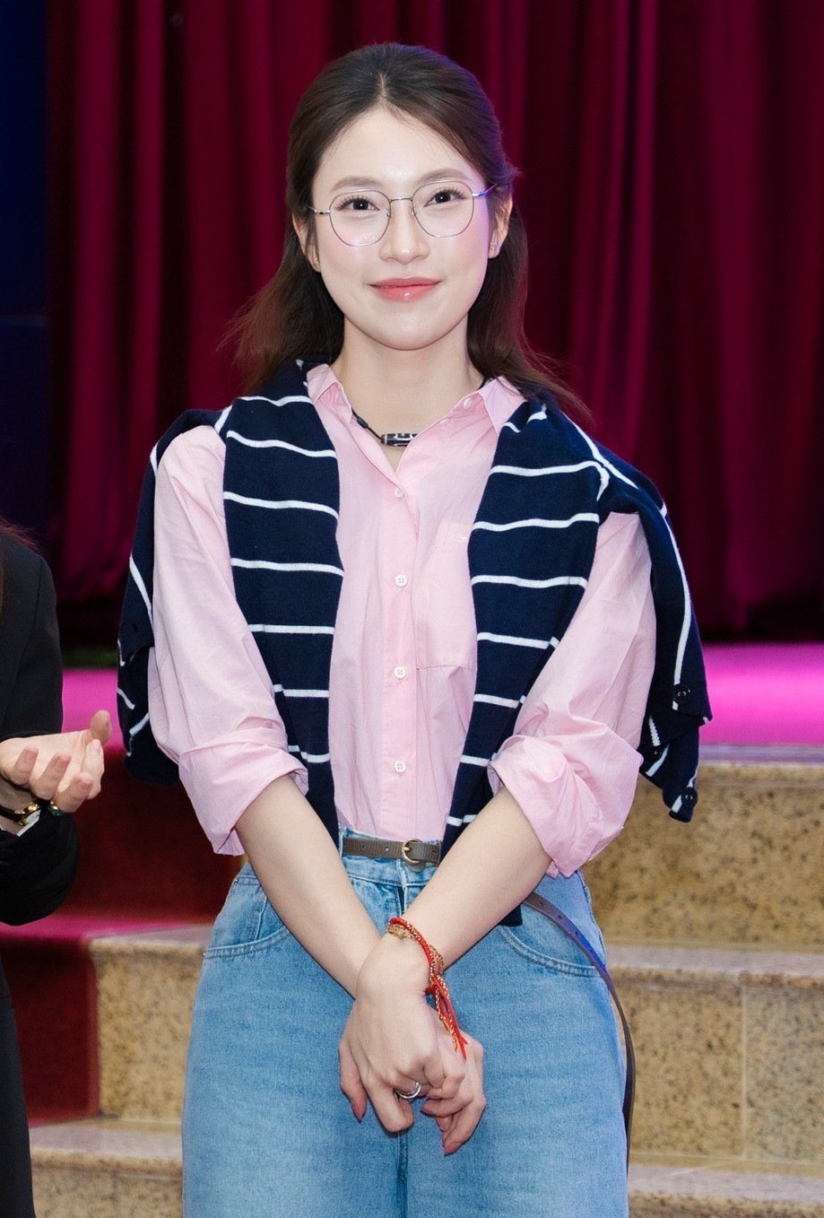 Do tính chất thường dẫn những chương trình dành cho học sinh sinh viên nên có thể thấy Khánh Vy khá ưu ái outfit sơ mi mix chân váy, quần jean, phụ kiện là khăn choàng trên vai.&nbsp;