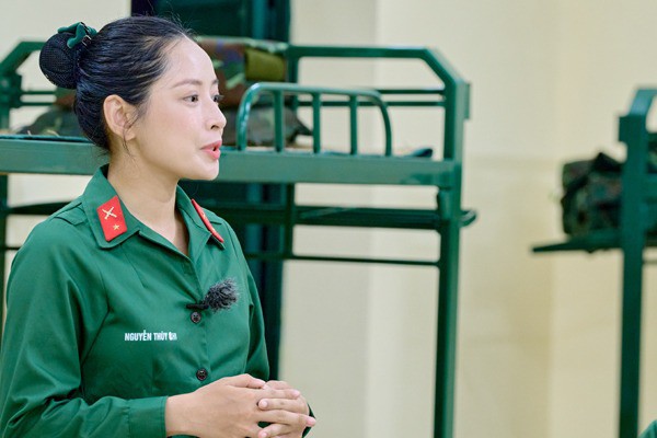 Chi Pu trong gameshow "Sao nhập ngũ" chỉ makeup giản dị. Đặc biệt, trong tập gameshow gần nhất, cô khiến khán giả khá chú ý khi để lộ dáng ngồi lúc giải lao. Theo đó, khác xa với hình ảnh chỉn chu thẳng lưng, tạo dáng ở sự kiện, dáng ngồi tại "Sao nhập ngũ" của cô có phần thoải mái khiến vóc dáng và gương mặt bị "cứng tuổi".