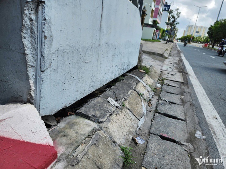 Sụt lún gây nứt, vỡ kết cấu bê tông công trình cầu bộ hành số 2 trên đại lộ Võ Văn Kiệt, phường An Lạc. Ảnh: TK