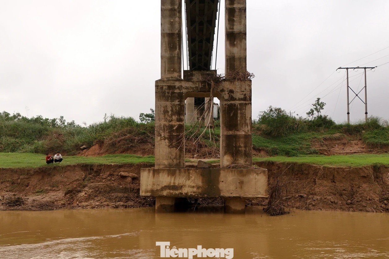 Trụ cầu treo bị khoét hàm ếch, rọ đá lộ thiên - 3