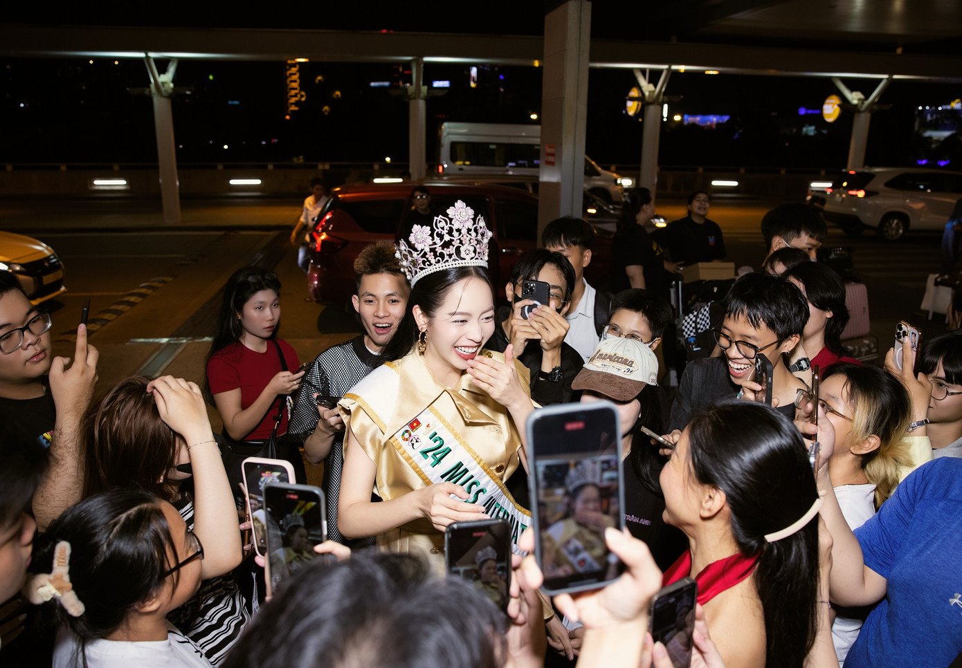 Đông đảo người hâm mộ ra sân bay tiễn Thanh Thủy.