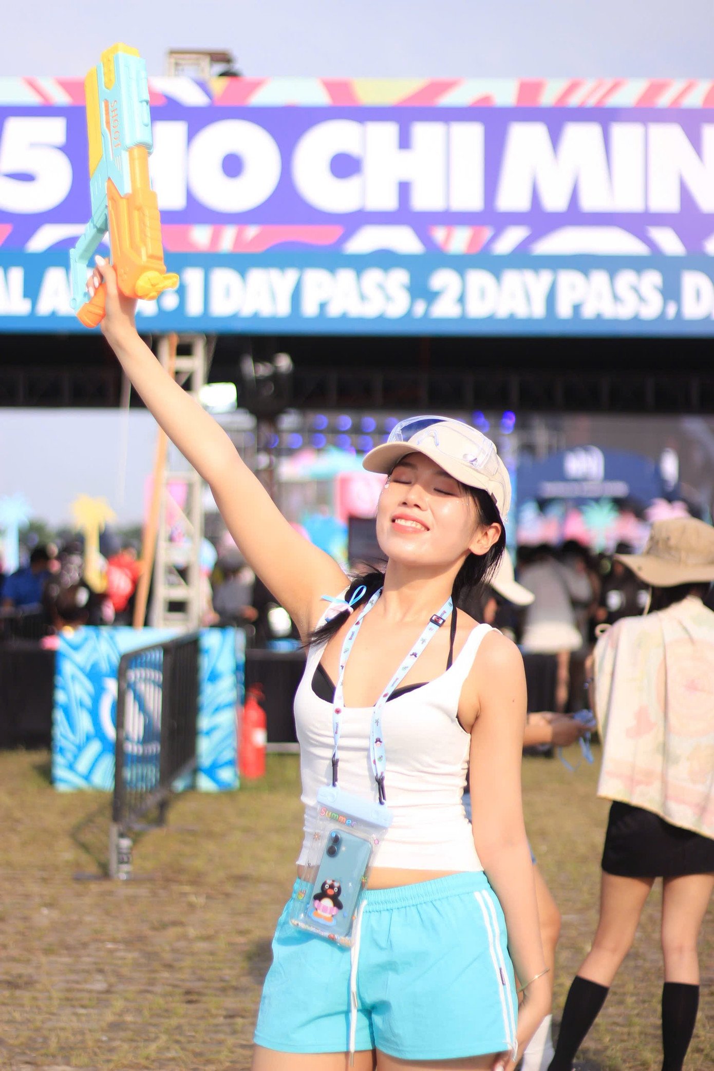 Khán giả tham gia lễ hội waterbomb trang bị đầy đủ súng nước, trang phục thể thao, túi chống nước... Ngọc Hà (25 tuổi, TPHCM) cho biết cô và hội bạn nhất quyết phải đến dự waterbomb Day 1. Hiếm khi Bi Rain về Việt Nam trong sự kiện tương tác trực tiếp với khán giả.