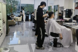 Cắt tóc 1 lần tốn vài chỉ vàng, cư dân mạng tranh cãi kịch liệt