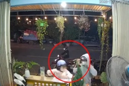 Xe máy - Xe đạp - Clip: Mải mua nước, người phụ nữ bị trộm lấy xe ngay trước mặt mà không hay biết