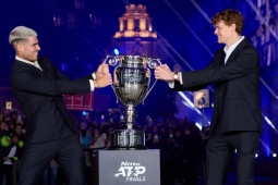 Sinner lập kỷ lục không tưởng ở ATP Finals, Alcaraz nhận cúp số 1 thế giới