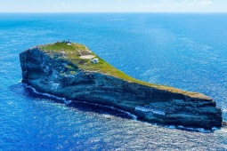 Tin tức trong ngày - Cận cảnh hòn đảo chủ quyền Việt Nam mang hình cá voi khổng lồ giữa biển khơi