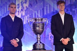 Sinner đập tay chúc mừng Alcaraz giữ số 1, nói về "mồi ngon" ở bán kết ATP Finals