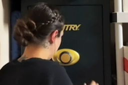 Người cha qua đời để lại két sắt, 14 năm sau con gái mới mở được vì lý do này