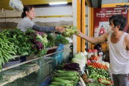 Giá rau tăng cao, hộ gia đình, tiểu thương và quán ăn chật vật xoay xở