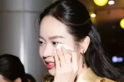 Thanh Thủy bật khóc khi trở lại Nhật Bản