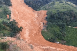 Sạt lở bất thường giữa trời nắng ở Đà Nẵng gây kinh hoàng: Hiện tượng hiếm gặp!