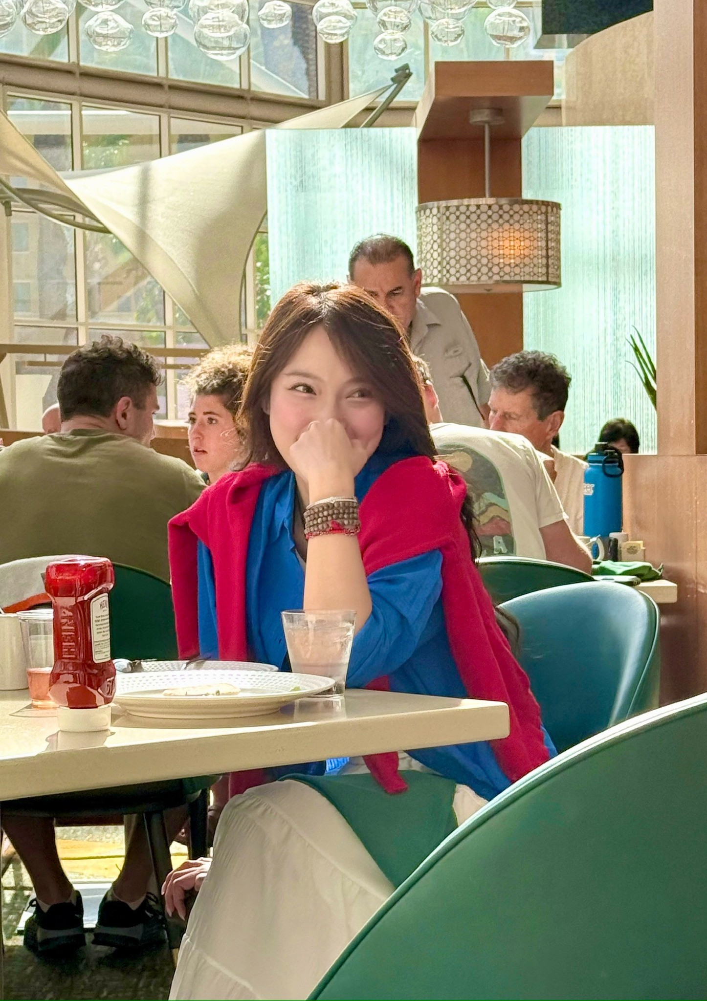 Do tính chất thường dẫn những chương trình dành cho học sinh sinh viên nên có thể thấy Khánh Vy khá ưu ái outfit sơ mi mix chân váy, quần jean, phụ kiện là khăn choàng trên vai.&nbsp;