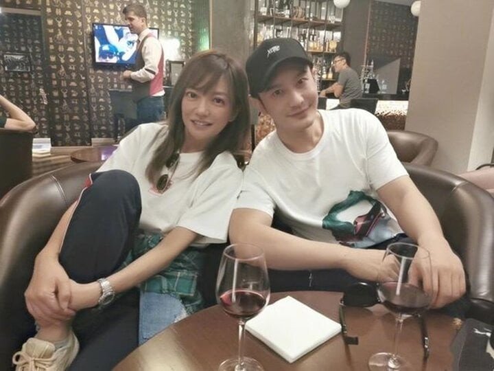 Huỳnh Hiểu Minh là bạn thân của Triệu Vy trong nhiều năm. Anh từng yêu đơn phương ngôi sao Hoàn Châu cách cách.