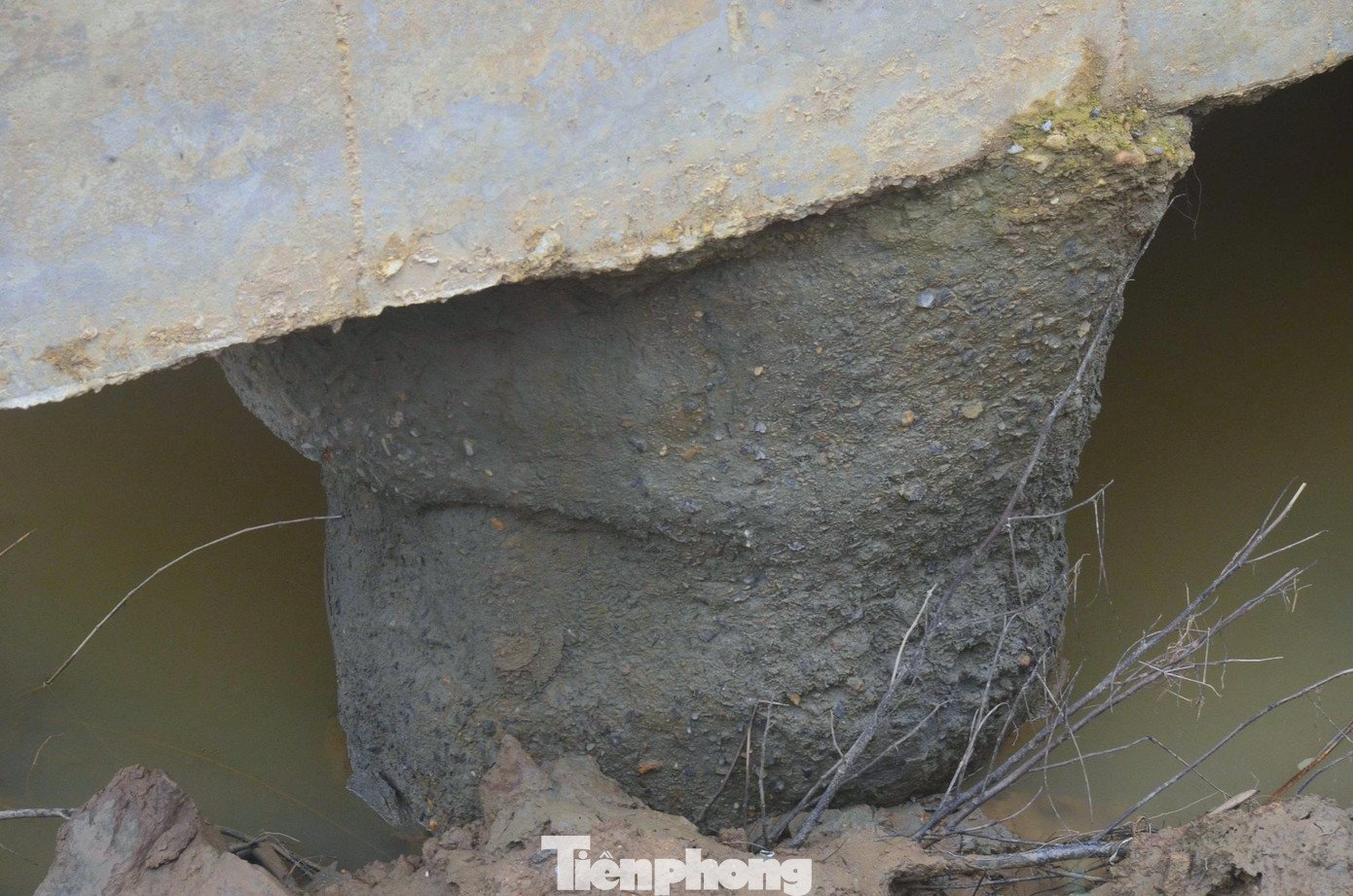 Trụ cầu treo bị khoét hàm ếch, rọ đá lộ thiên - 4