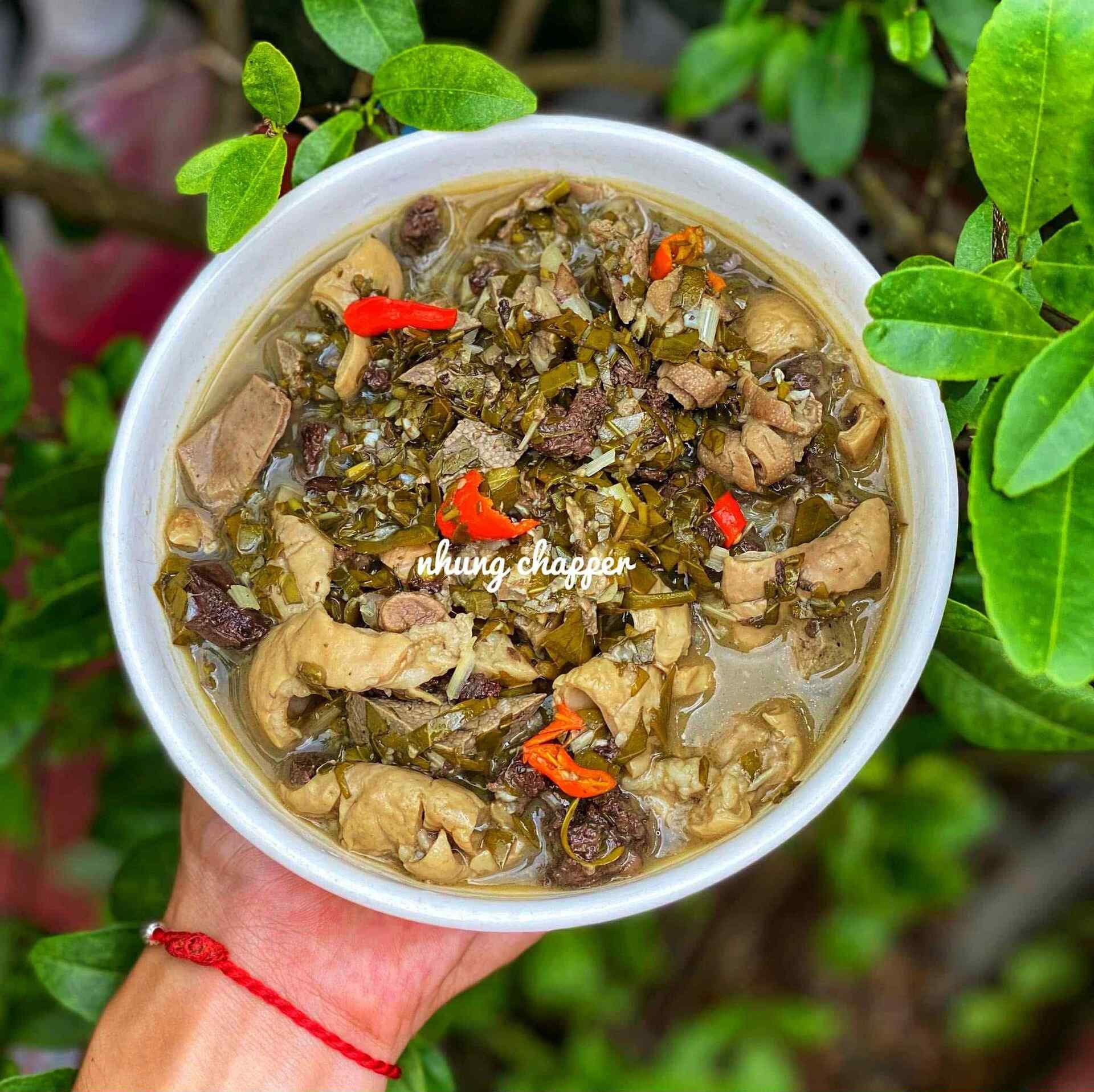 Món canh lá đắng nấu lòng lợn. Ảnh: Trương Hồng Nhung