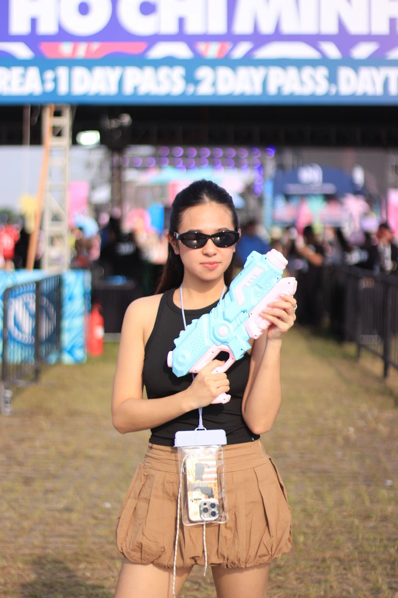 Khán giả tham gia lễ hội waterbomb trang bị đầy đủ súng nước, trang phục thể thao, túi chống nước... Ngọc Hà (25 tuổi, TPHCM) cho biết cô và hội bạn nhất quyết phải đến dự waterbomb Day 1. Hiếm khi Bi Rain về Việt Nam trong sự kiện tương tác trực tiếp với khán giả.