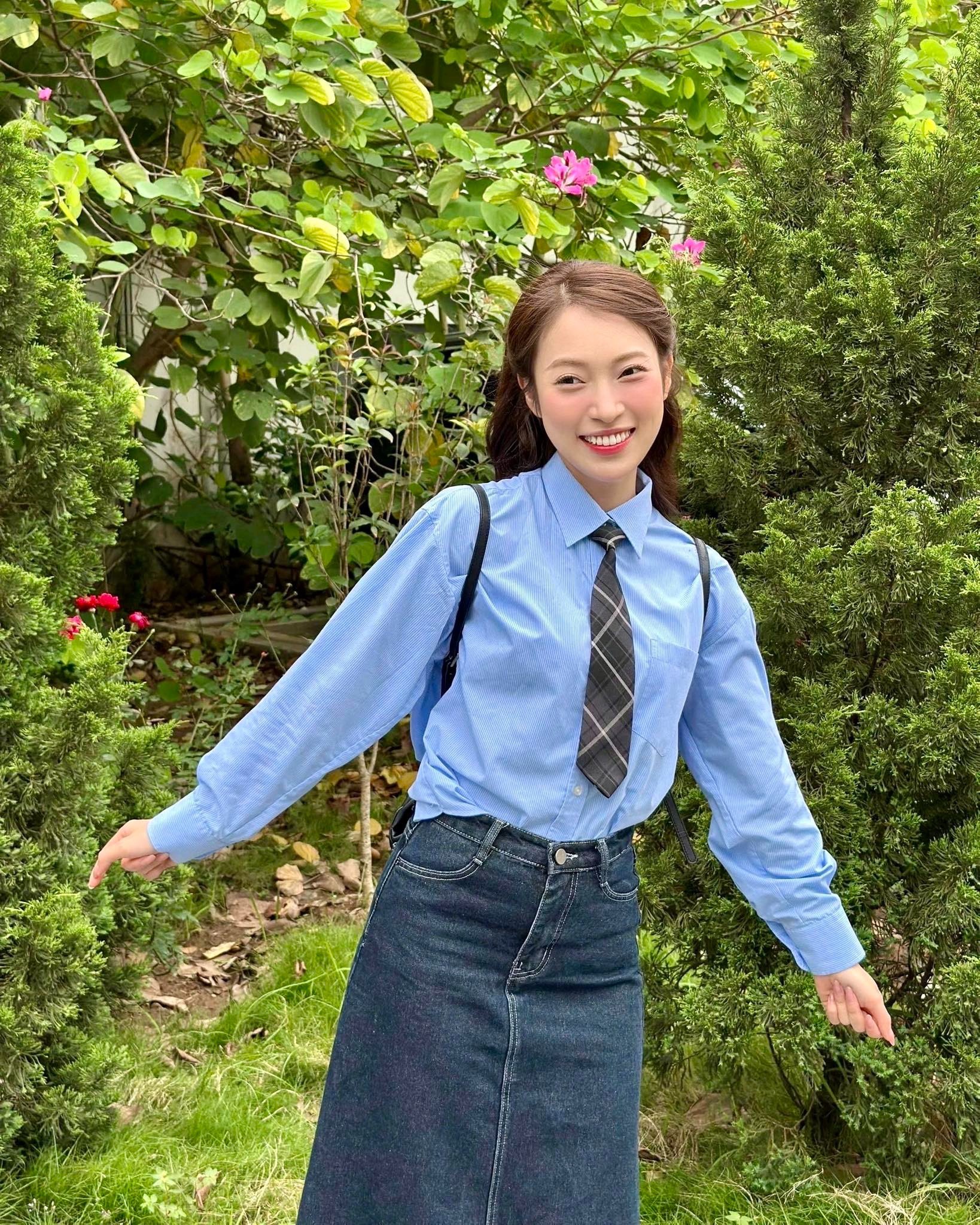 Hoặc đôi khi, cô nàng thay đổi khăn choàng năng động bằng cà vạt vừa chững chạc vừa trẻ trung.