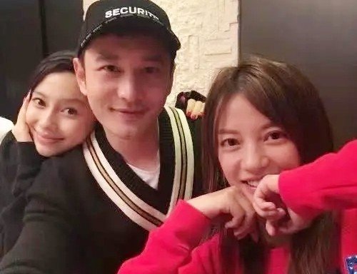 Huỳnh Hiểu Minh là bạn thân của Triệu Vy trong nhiều năm. Anh từng yêu đơn phương ngôi sao Hoàn Châu cách cách.