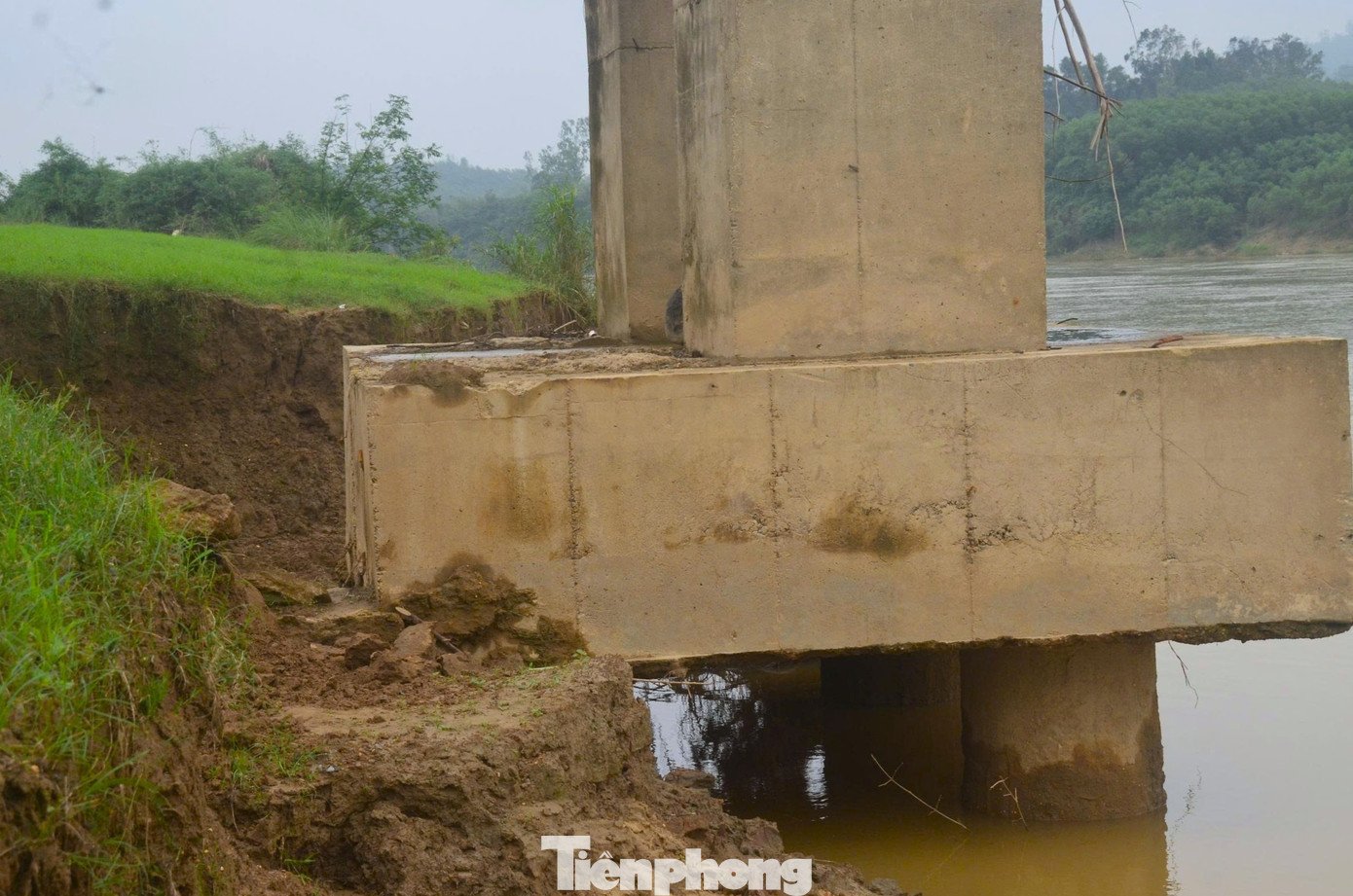 Trụ cầu treo bị khoét hàm ếch, rọ đá lộ thiên - 5