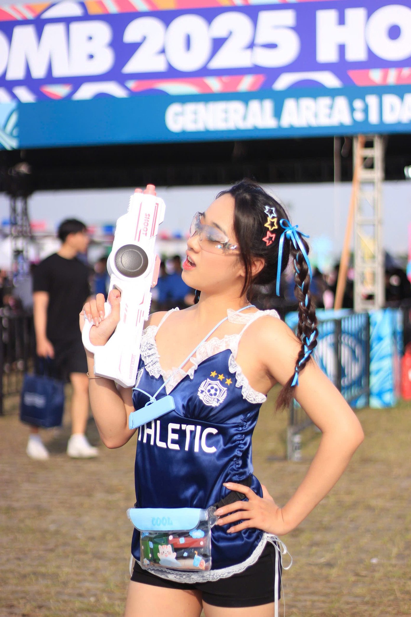 Khán giả tham gia lễ hội waterbomb trang bị đầy đủ súng nước, trang phục thể thao, túi chống nước... Ngọc Hà (25 tuổi, TPHCM) cho biết cô và hội bạn nhất quyết phải đến dự waterbomb Day 1. Hiếm khi Bi Rain về Việt Nam trong sự kiện tương tác trực tiếp với khán giả.