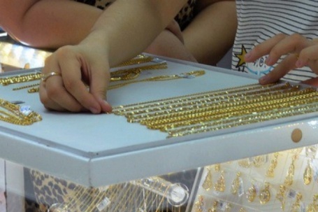 Giá vàng hôm nay 15-11: Vàng thế giới "bốc hơi" 118 USD