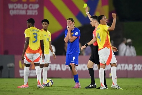 Bạo loạn U17 World Cup: Bác sĩ bị tấn công, phụ huynh lao vào sân