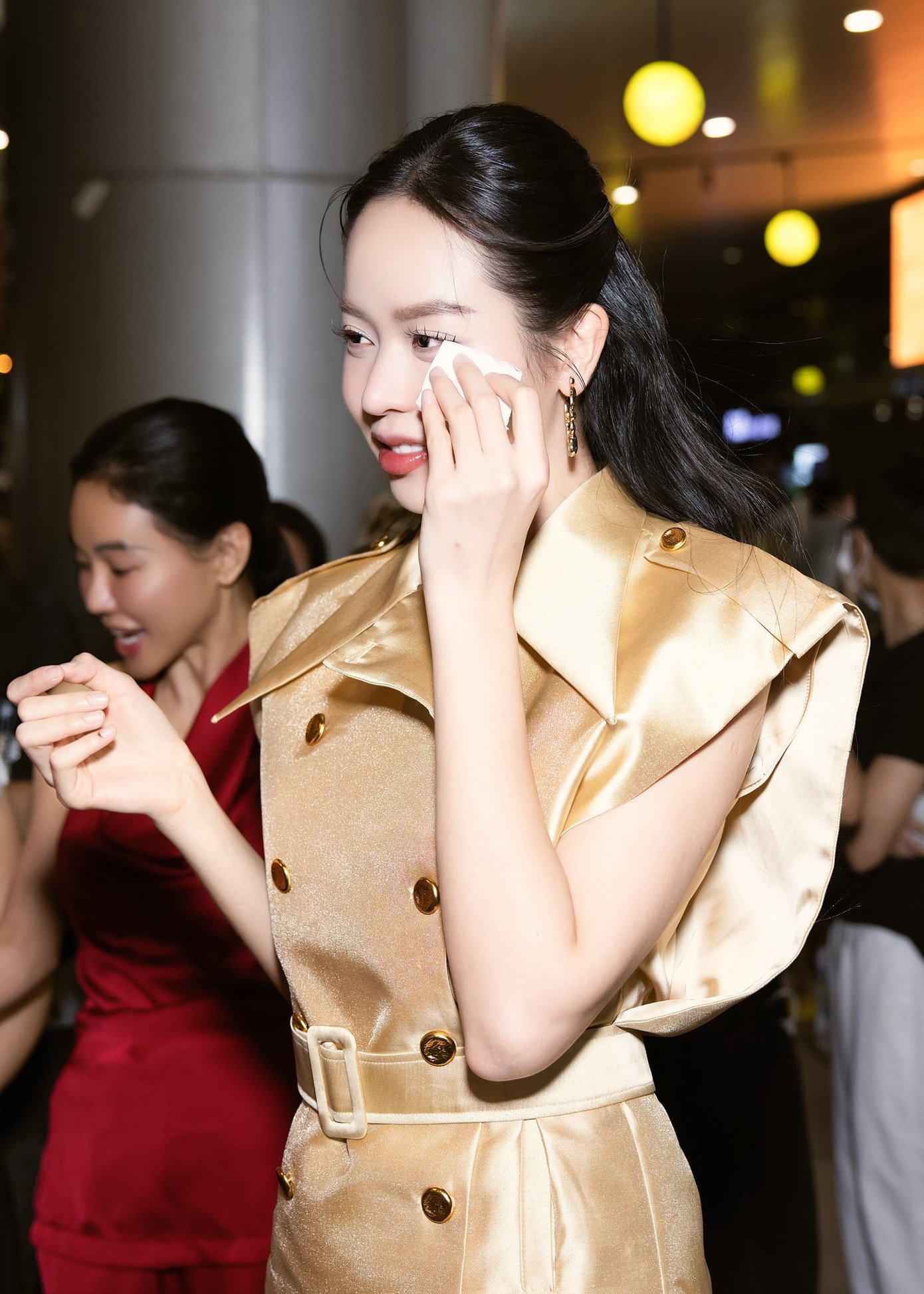 Thanh Thủy xúc động khi được bố mẹ tiễn ra sân bay.