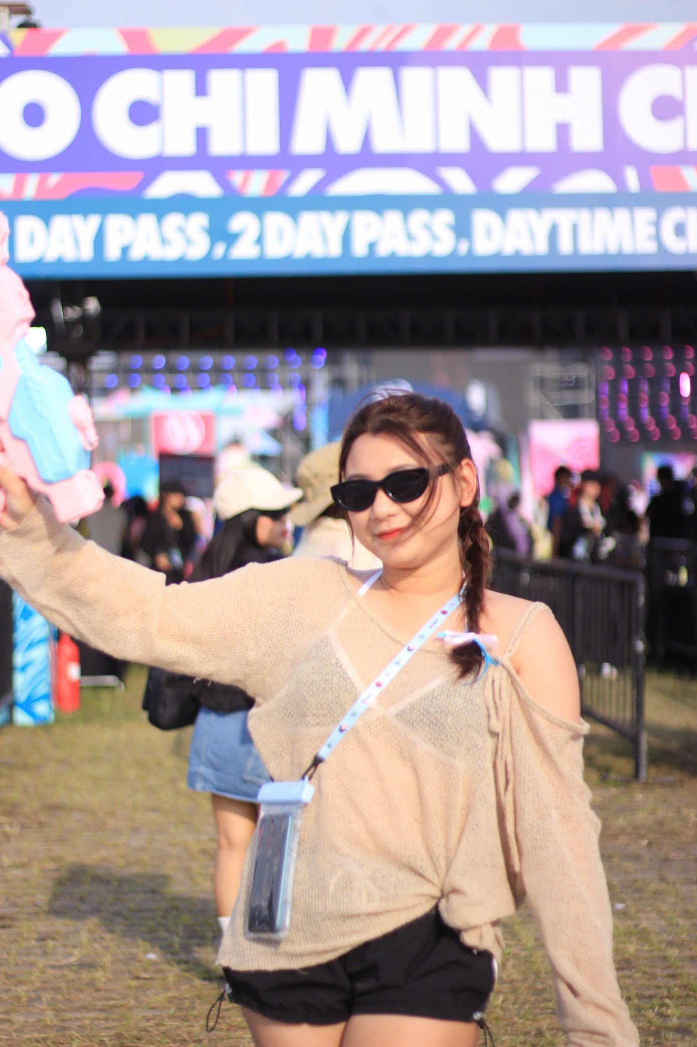 Khu vực phun nước đang thu hút nhiều sự quan tâm của khán giả. Đây cũng là khu vực bùng nổ nhất khi hàng trăm tia nước công suất lớn liên tục bắn lên, kết hợp cùng nhạc EDM. "Tôi từng xem Waterbomb ở Hàn Quốc, rất muốn tham dự nhưng điều kiện kinh tế không cho phép. Không ngờ lễ hội lần này còn có cả Bi Rain, cơ hội này fan quốc tế muốn cũng không có", Ngọc Linh (30 tuổi, TPHCM) chia sẻ với Tiền Phong.