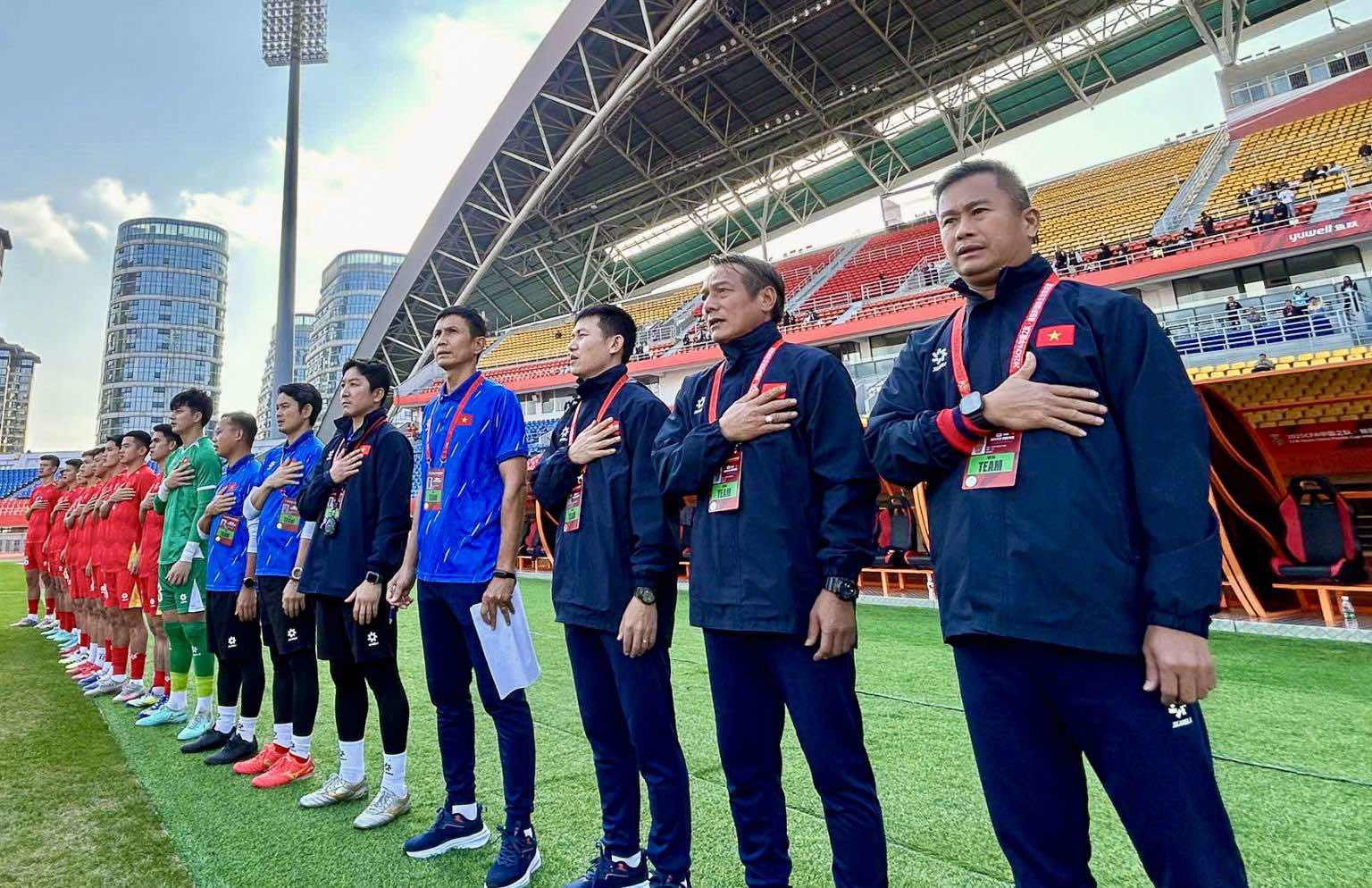 HLV Đinh Hồng Vinh cùng ban huấn luyện U22 Việt Nam trước trận