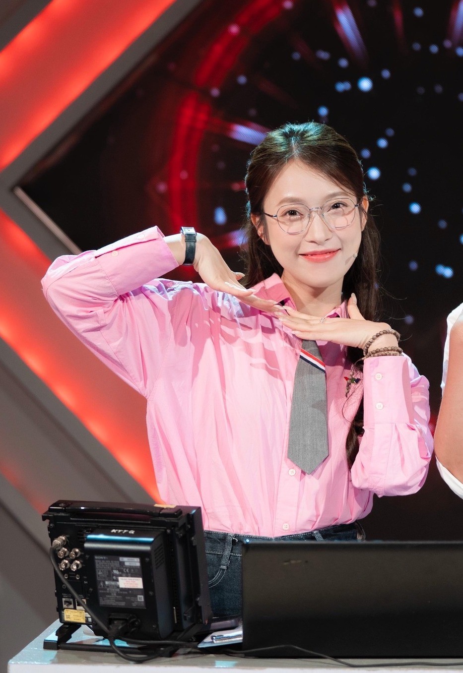 Hoặc đôi khi, cô nàng thay đổi khăn choàng năng động bằng cà vạt vừa chững chạc vừa trẻ trung.