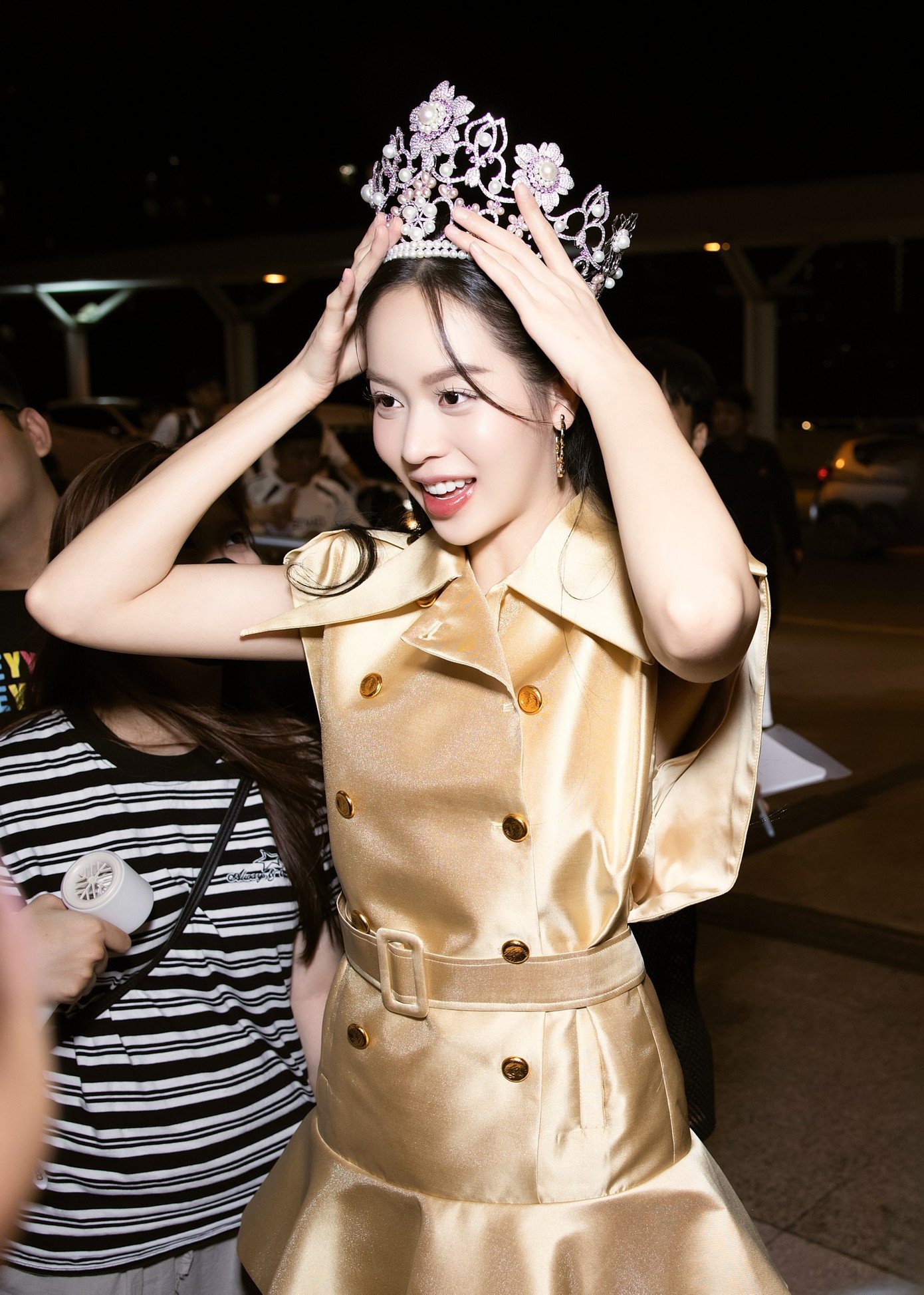 Thanh Thủy xúc động khi được bố mẹ tiễn ra sân bay.